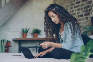 Ce trebuie să verifici înainte să aplici pentru un credit online