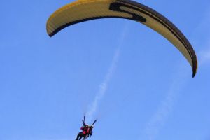 Două persoane au murit după ce parapanta cu motor s-a prăbuşit