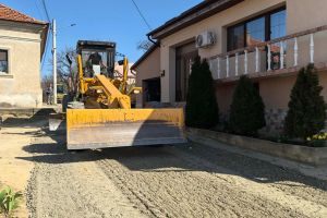 Primăria Moldova Nouă repară străzile cu probleme din oraş