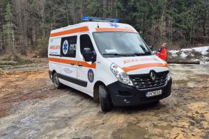 Ambulanţă blocată peste două ore în zona de munte, la Andreiaşu, în urma unui apel fals la 112