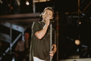 Concertul Nikos Vertis de la Arena Oradea se apropie de sold out: au fost puse în vânzare locuri speciale lângă scenă