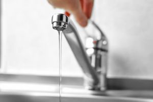 Probleme cu apa pe o stradă din Târgu Jiu