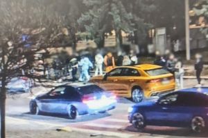 FOTO Intervenţie cu jandarmii şi poliţiştii locali pentru 30 de tineri, pe o stradă din Botoşani, în toiul nopţii