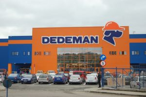 Dedeman face pasul spre supermarketuri: Consiliul Concurenţei analizează vânzarea Carrefour către fraţii Pavăl