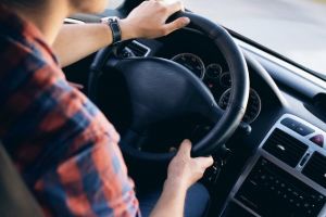 Un adolescent din Satu Mare „a avut chef de condus” şi s-a urcat la volan. ,,Tura de seară” s-a încheiat cu poliţiştii pe urmele lui