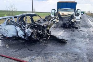 Impact mortal pe E85! Două persoane au murit într-un accident cumplit! Una dintre maşini a luat foc!