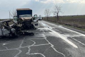 VIDEO Două vieţi pierdute pe „drumul morţii”. Impact frontal între un autoturism şi o autoutilitară