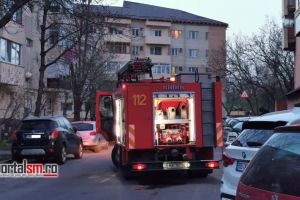 FOTO. Alertă în Satu Mare: fum puternic într-un local din oraş. Pompierii au intervenit cu două autospeciale