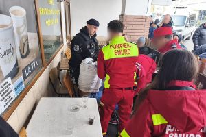 Jandarmii băcăuani au intervenit pentru a salva un bărbat căzut pe stradă în zona Autogării