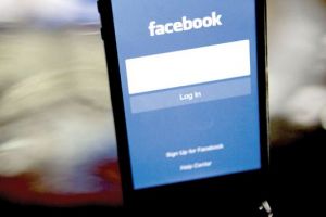 Fascinaţi de socializarea virtuală: Unul din trei vasluieni are cont pe Facebook