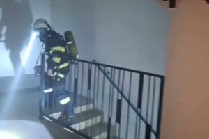 Degajări de fum în subsolul unui bloc din municipiul Satu Mare. Persoane evacuate, intervin pompierii