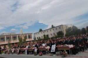 „Povestea celor 16 copii din cetatea Alma Mater”  Ultimul clopoţel pentru secţia română, la Liceul „Gabor Aron” Târgu Secuiesc (?!)