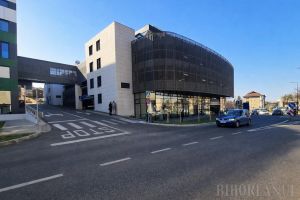 Primăria Oradea a închiriat spaţiile de la parterul parcării Gheorghe Doja cu 5.400 euro pe lună. Ce se deschide acolo