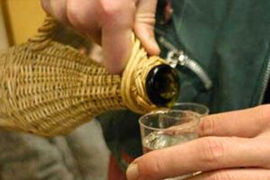 Furt de pălincă în judeţul Satu Mare. O femeie a ajuns în instanţă după ce a fugit cu 40 de litri de tărie din casa altei femei