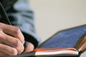 Vechea clădire a Şcolii Gimnaziale Novaci, la răscruce de drumuri