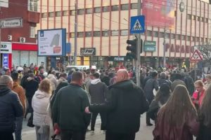 Protest uriaş al minerilor la Târgu Jiu! Ciocniri cu jandarmii. ,,Bolojane, nu uita, asta nu e ţara ta!”