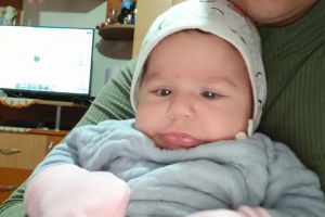 Povestea fetiţei de două luni care nu şi-a văzut încă mama. Într-o zi, mama a observat un punct alb şi...