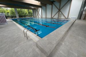 La doi ani de inaugurare, bazinul de înot de la Jimbolia ar putea fi în sfârşit folosit