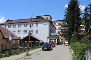 Spitalul din Oţelu Roşu rămâne în perfuzii şi fără semne de însănătoşire rapidă