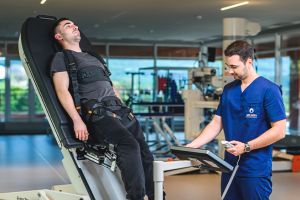 Mobilizarea şi verticalizarea pacienţilor cu tulburări vasculare şi neuromusculare cu ajutorul tehnologiei robotizate