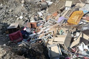 Deşeuri aruncate pe câmp la Lotrioara: amendă uriaşă dată unui operator economic / foto