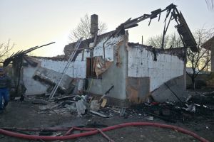 FOTO Apel la solidaritate! O familie din Botoşani a rămas fără casă, în Postul Mare. „În câteva ore, munca de-o viaţă a fost mistuită de flăcări”