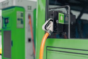 Locuitorii comunei Buchin fac naveta la oraş cu autobuzul electric