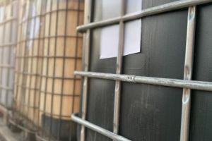 VIDEO.Perchezitii de amploare in Prahova. Deseuri periculoase deversate ilegal in albia unui rau 