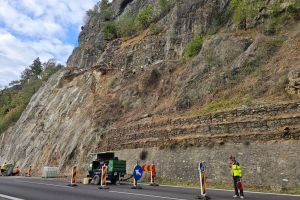 Trafic cu restricţii în 3 locuri, pe Valea Oltului: se circulă îngreunat