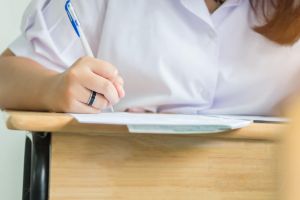 Mii de elevi din judeţul Botoşani au susţinut simularea examenului de Evaluare Naţională. Aproape 200 au lipsit la fiecare probă