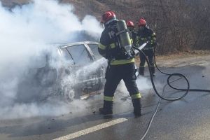 FOTO O maşină a luat foc pe stradă. Au fost chemaţi pompierii