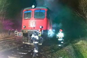 Locomotiva unui tren cu combustibil, cuprinsă de flăcări în Oradea
