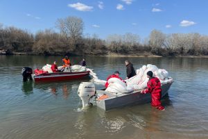 FOTO Specialişti din Botoşani chemaţi să intervină după ce râul Nistru a fost poluat cu petrol