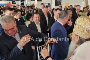 VIDEO. Moment inedit la inaugurarea noului terminal al Aeroportului Mihail Kogalniceanu. Primarul Constantei, Vergil Chitac, se fereste de aghiasma 