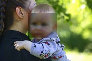 O mamă cu doi copii din Botoşani are nevoie de ajutor pentru a-şi creşte cei doi copilaşi. După ani de umilinţe şi bătăi, tatăl copiilor i-a părăsit