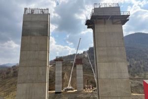 Vizită a prefectului pe şantierele autostrăzilor din Sibiu: cum merg lucrările pe A1 şi A13 / foto