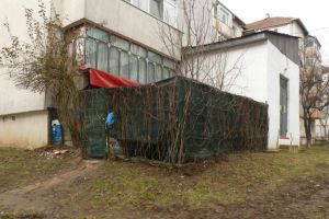 FOTO Botoşănenii care au ocupat abuziv spaţiul public, puşi să-şi dărâme şandramalele