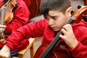 Copiii romi talentaţi din Sibiu au nevoie de instrumente muzicale noi: poţi sprijinii cauza lor la Maraton