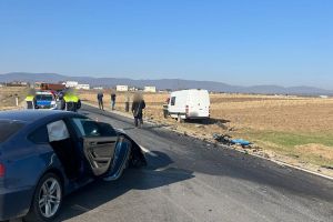 FOTO Tânăr din Botoşani, implicat într-un accident cu un autoturism şi un microbuz. Un bărbat a fost rănit