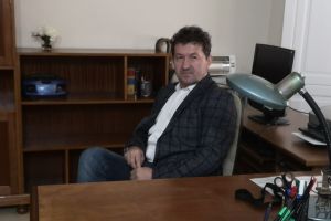 Directorul suspectat de pedofilie din Auşeu, suspendat de Inspectoratul Școlar: Nu mai are voie să intre la clasă, nici să conducă şcoala