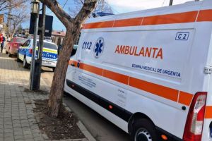 Copil de 3 ani, lovit de o maşină în Vânători! Șoferul dădea cu spatele