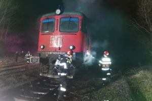 FOTO. Alertă pe legătura feroviară Satu Mare – Oradea: Locomotivă cuprinsă de flăcări lângă vagoane cu combustibil