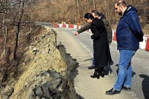 Măsuri urgente pentru refacerea unui pod pe DN 2G şi stabilizarea unei alunecări de teren la Luizi-Călugăra