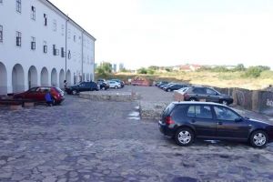 Cetatea aglomerată: Curtea fortăreţei orădene s-a transformat în loc de parcare!