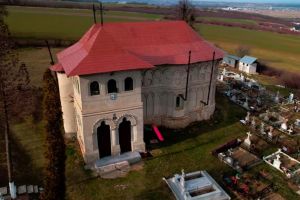 Descoperă un monument istoric de suflet: Biserica „Sfinţii Voievozi” din Fântânele