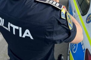 Teroare în Bârseşti. Garcea a ieşit cu cuţitul la poliţişti şi i-a ameninţat că îi omoară