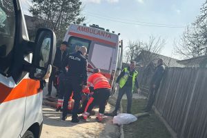 FOTO Un bărbat a murit după ce a fost lovit de o ambulanţă