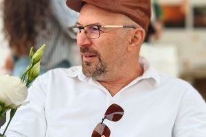 TABLETA DE MIERCURI: Pompiliu ALEXANDRU – Ce înseamnă: cutare nu are niciun Dumnezeu?