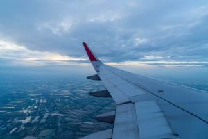 Criza din Orientul Mijlociu loveste aviatia europeana. O companie anuleaza zboruri din cauza preturilor combustibilului