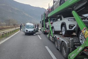 Trafic îngreunat pe Valea Oltului: accident cu 2 maşini la Câineni / video foto